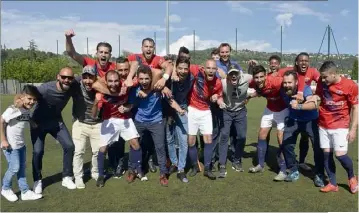  ??  ?? Bonheur immense pour les Grassois après le succès, hier, face à Côte Bleue, synonyme de montée en CFA!