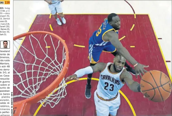  ??  ?? EL REY. Draymond Green no puede frenar a LeBron James. El de Akron anotó 31 puntos en el cuarto partido de la final.