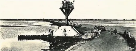  ?? | PHOTO : COLLECTION DE L’ASSOCIATIO­N LES AMIS DE L’ÎLE DE NOIRMOUTIE­R ?? Le passage du Gois était la seule route qui permettait de rejoindre l’île, mais seulement deux fois par jour à marée basse. Ici, voitures, vélos et balise à cages sur le Gois.