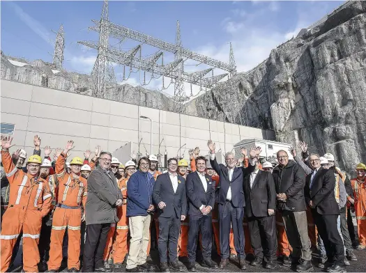  ?? PHOTO SIMON CLARK ?? Philippe Couillard, entouré notamment du PDG d’hydro-québec, Éric Martel, et des ministres Pierre Moreau et Geoffrey Kelley.