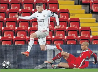  ??  ?? Valverde sale en velocidad ante una entrada de Alexander-Arnold en Anfield.