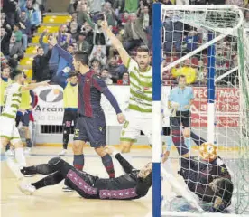  ?? CHENCHO MARTÍNEZ ?? La acción del gol de Saura en el Córdoba Futsal-levante en Vista Alegre.