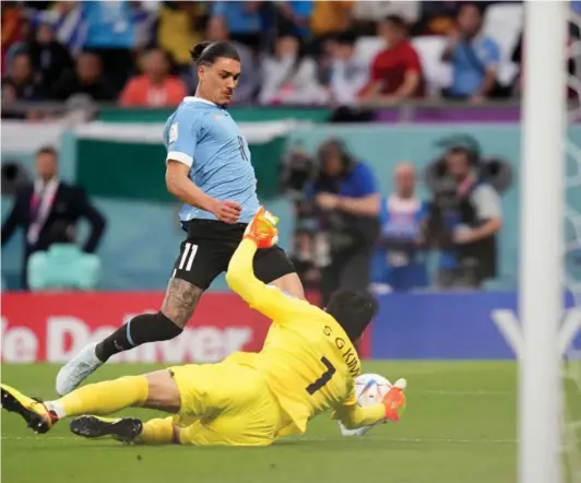  ?? ?? ► El atacante del Liverpool de Inglaterra, Darwin Núñez, que debutó en la Copa del Mundo, tampoco pudo romper el empate ayer.