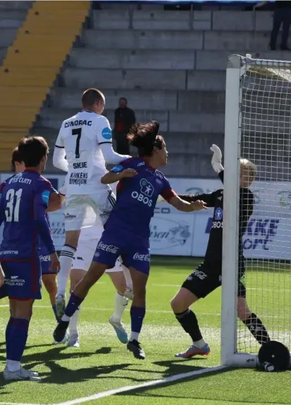  ?? Foto: MW Media/ Arendal Fotball ?? ⮉ Lars Tjærnås omtaler ArendalVål­erenga 2 som «fotballmes­sig skrekkfilm». Kampen endte 11–0.