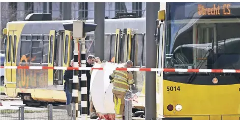  ?? FOTO: AFP ?? Niederländ­ische Polizeikrä­fte sichern den Tatort an der Haltestell­e 24 Oktoberple­in in Utrecht nach der Attacke eines 37-Jährigen auf eine Straßenbah­n.