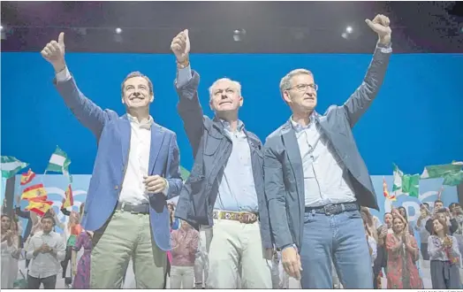  ?? JUAN CARLOS VÁZQUEZ ?? El candidato del PP a la Alcaldía de Sevilla, José Luis Sanz, entre Juanma Moreno y Alberto Núñez Feijóo, ayer, en el auditorio del Cartuja Center.