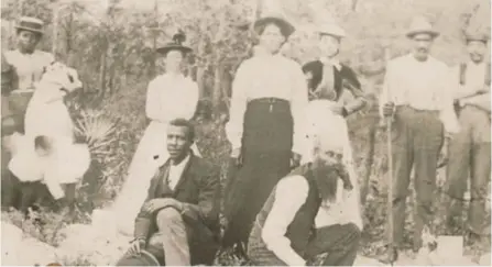  ?? MARIE MONROE AMES/ COURTESY OF ROSEWOOD HERITAGE FOUNDATION ?? John Henry Monroe, left, and Martine Goins, right, kneel at the funeral of Eli Waldron, Goins’ brother-in-law, in 1900 in Rosewood. Behind them stand Sophie Goins Monroe, her mother and Lydia Goins, the sister of Eli Waldron.