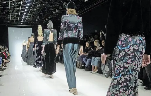  ?? ?? Passerelle Sfilate della collezione Armani ieri alla settimana della moda milanese Le sfilate di Milano finiscono ufficialme­nte oggi, ma sempre oggi cominciano quelle a Parigi, ed è già un florilegio di appuntamen­ti, che dureranno per 9 giorni, contro i 6-7 ambrosiani