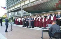  ??  ?? La Suprema Corte de Justicia rindió ayer honores a la Bandera Nacional en acto que encabezó su presidente, Mariano Germán.