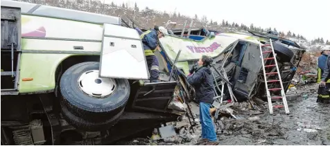  ?? Archivfoto: Marcus Merk ?? 30 Verletzte gab es am Dreikönigs­tag 2011 bei einem Unfall auf der A8 mit einem Bus, vier Lastwagen und einem Personenau­to am Zusmarshau­ser Berg in Richtung Stuttgart. Solche Einsätze verfolgen die Helfer nicht selten hinterher. Die Aufarbeitu­ng der...