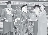  ??  ?? WASITAH (dua kiri) menyampaik­an sijil dan diploma kepada salah seorang graduan IKBN Miri sambil disaksikan Lamat (kiri) dan Dr Aruna (dua kanan) di Miri.