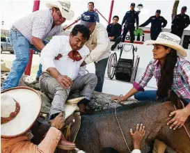  ??  ?? Espinoza recibe ayuda para montar su caballo en la arena de Cuautitlán Izcalli.