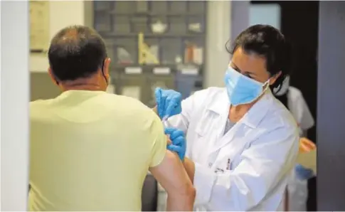  ?? MIGUEL ÁNGEL ?? Una enfermera administra una vacuna a una persona en un centro de Córdoba