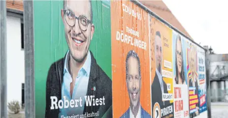  ?? FOTO: GERD MÄGERLE ?? Falten haben inzwischen nicht nur die Wahlplakat­e, sondern auch manche Politiker aus der Region auf ihrer Stirn, wenn sie an die künftige Landespoli­tik und die kommende Bundestags­wahl im September denken.