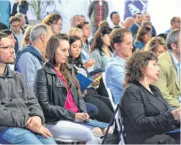  ??  ?? Arriba, las jornadas de Creativida­d e Innovación abiertas a la comunidad. A la derecha, los galpones ubicados en un sector del frente portuario que serán refunciona­lizados.