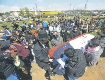  ?? / AGENCIA UNO ?? El funeral de Eugenio Naín se realizó en Temuco, en la misma zona donde cayó el cabo de Carabinero­s.