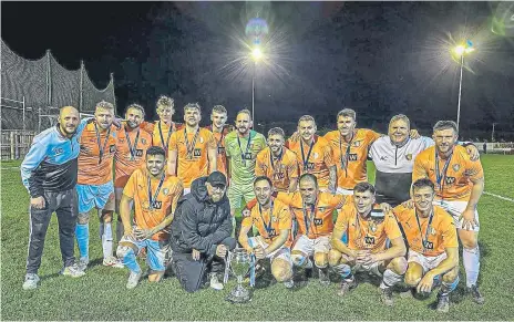  ?? ?? Edgehill and kit sponsor Darren Hodgson of Wonderwall Plastering line up with the North Riding FA Saturday Challenge Cup after beating Carperby 4-0.