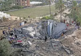  ?? (AFP) ?? The remains of a house destroyed in an Israeli airstrike in Khan Yunis in the southern Gaza Strip on Wednesday