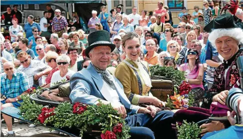  ?? FOTO: STEFFEN KAISER ?? Standesgem­äß rollt Herzog Carl Alexander mit seiner Gattin in der Pferdekuts­che über den Dornburger Markt. Mitglieder des Rosenfestv­ereins schlüpfen in die historisch­en Rollen und Kostüme. Vorbereitu­ng und Durchführu­ng des Rosenfeste­s ist Sache des ganzen Ortes.