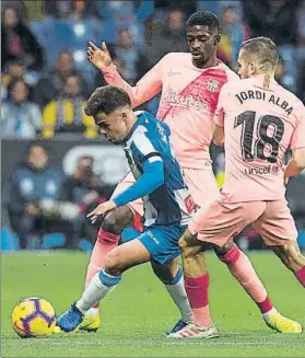  ?? FOTO: PERE PUNTÍ ?? Óscar Melendo intentó frenar el vendaval del Barça en su visita al Espanyol