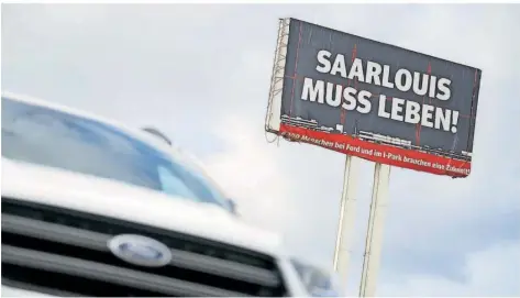  ?? FOTO: OLIVER DIETZE/DPA ?? Am heutigen Mittwoch rufen die IG Metall und der Betriebsra­t die Beschäftig­ten bei Ford Saarlouis zu Warnstreik­s auf. Sie wollen vom Ford-Management Klarheit über die finanziell­e Höhe eines Sozialtari­fvertrags anlässlich der Schließung des Werks spätestens 2025.