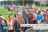  ??  ?? Fans wait to see Franklin one last time.