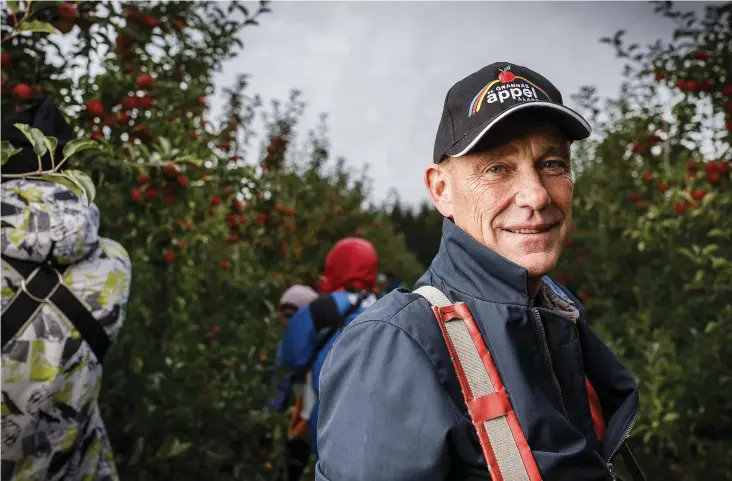  ?? FOTO: KASPER DALKARL ?? Ibland hoppar Jan Mattson över lunch och äter bara äpplen – så mycket tycker han om dem.