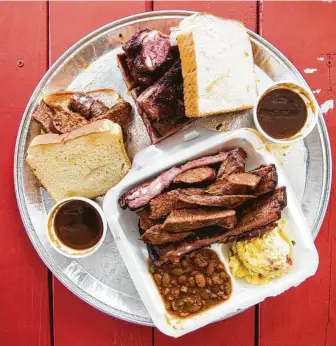  ?? J.C. Reid photos / Contributo­r ?? Burns Original BBQ serves links and rib plates as well as sandwiches.