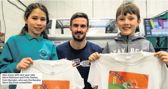  ??  ?? Alex Grace with nine-year-olds Marni Robinson and Finlo Denton, from Marsden, who won the Banana Moon Big Draw competitio­n