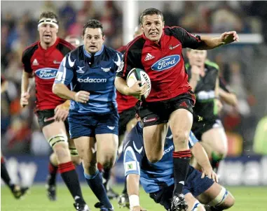  ?? STUFF ?? Highlander­s coach Aaron Mauger in action for the Crusaders in Christchur­ch in 2006.
