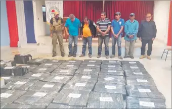  ??  ?? Los seis detenidos en el operativo fueron trasladado­s a la base de la Senad en Asunción, junto con la carga de 1.389,1 kilos de marihuana hallados en el transganad­o incautado.