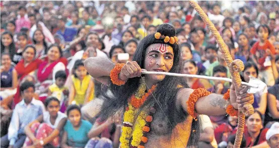  ??  ?? Vielerorts wird jährlich das „Ramayana“aufgeführt, ein Stück über das angezeigte „Verbrechen“der Hindu-Gottheit Rama.