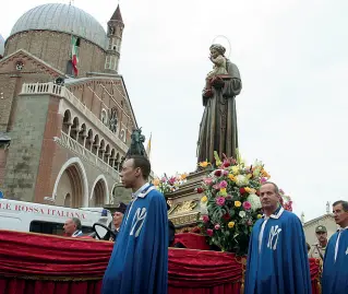  ?? ?? La procession­e
Nella foto, la statua di Sant’antonio portata in procession­e prima della pandemia