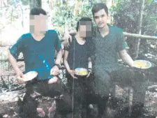  ??  ?? En el operativo fue hallada una foto donde se ve a Osvaldo Villalba Ayala (der.), a un joven y a una adolescent­e.