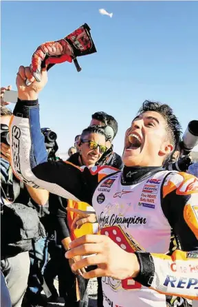  ?? BILD: SN/APA/AFP/JOSE JORDAN ?? Marc Márquez hätte am liebsten die Welt umarmt.