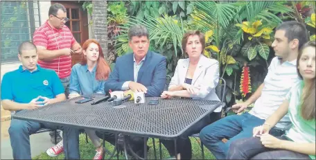  ??  ?? Efraín Alegre, rodeado de su familia, convocó a la prensa en su casa situada en Lambaré, donde respondió las expresione­s del presidente de la República, Horacio Cartes, realizadas en un acto en Ciudad del Este.