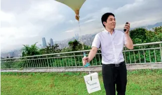  ??  ?? 6 de julio de 2018. Un especialis­ta del Buró Meteorológ­ico de Guiyang lanza un globo para detectar las condicione­s meteorológ­icas.