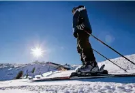  ?? FOTO: FLORIAN SCHUH ?? Viele Busreisean­bieter bringen jeden Winter Hunderte Skifahrer in die Alpen.