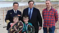  ?? Pics: Carl Brennan ?? Ambassador of Spain to Ireland, HE, José María Rodríguez Coso with Peter Gau from Ballintril­lick who made the 1,100 crosses, with Peter’s sons Luka and Matthew Gau