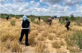  ?? ?? LABOR.
Personal de la Comisión Nacional de Búsqueda, en un paraje de Tamaulipas.