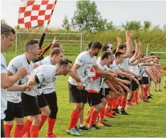  ?? Foto: Ilse Riedel ?? Das ist dann schon mal eine Welle wert: Der SV Thalfingen machte am letzten Spiel tag leicht und locker sein Meisterstü­ck.