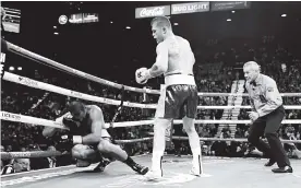  ??  ?? Saúl Álvarez noqueó al ruso Sergey Kovalev en el undécimo asalto de la pelea.