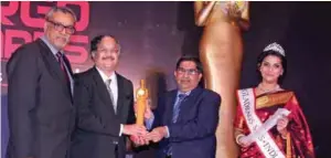  ??  ?? Shantanu Bhadkamkar, Chairman - IFCBA, was awarded the Gallery of Legends. He is felicitate­d by Ajay Kumar, Director, Pune Internatio­nal Airport, Saudamini Naik, Gladrags Mrs. India, and SanJeet, Director, DDP Group