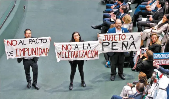  ?? HÉCTOR TÉLLEZ ?? Protesta de los legislador­es sin partido Carlos Morales, Lucía Riojas y Emilio Álvarez Icaza contra el plan de seguridad.