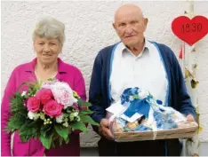  ?? Foto: Willy Lehmeier ?? Seinen 90. Geburtstag feierte der frühere Bürgermeis­ter Georg Spengler aus Rieblingen. Unser Bild zeigt ihn mit seiner Frau Sophia.