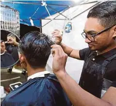 Graduan Bangga Jadi Tukang Gunting Rambut Pressreader