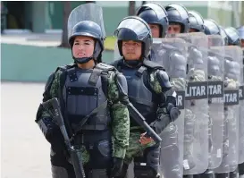  ??  ?? Dentro de las Fuerzas Armadas, aumenta el número de agentes mujeres.
