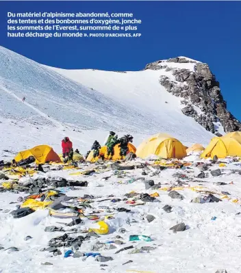  ?? PHOTO D’ARCHIVES, AFP ?? Du matériel d’alpinisme abandonné, comme des tentes et des bonbonnes d’oxygène, jonche les sommets de l’everest, surnommé de « plus haute décharge du monde ».