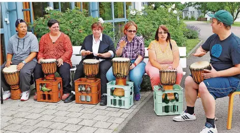  ?? FOTO: SILKE FRANK ?? Lukas Konzelmann (rechts) gibt den Takt vor, dann sind die anderen dran. Jeder darf sein Solo spielen.