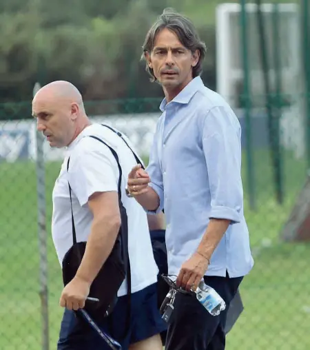  ??  ?? Arrivo Filippo Inzaghi durante la sua prima giornata a Casteldebo­le